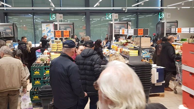 Nákupní koronavirová hysterie: vyčerpané prodavačky a vozíky jídla za tisíce